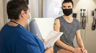 Od pierwszego objawu do decyzji specjalisty. Ile czasu traci pacjent w Piotrkowie i jak zoptymalizować ten proces?