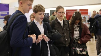 Targi Kariery i Kwalifikacji w Akademii Piotrkowskiej – młodzież szuka swojej drogi