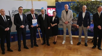 Podpisali umowę na budowę mieszkań w obecności ministra