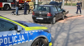 Groźny wypadek w Moszczenicy. Samochód uderzył w słup targowiska, jedna osoba w szpitalu