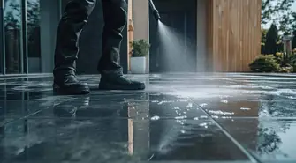 Jak dbać o płytki gresowe na zewnątrz domu?