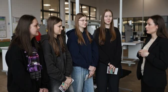 Ósmoklasiści zaglądali do świata maszyn. Dni otwarte w Akademii firmy Haering Polska