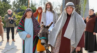Niedziela Palmowa 2026 w Piotrkowie Trybunalskim. Procesja z Jezusem na osiołku i apostołami przeszła ulicami miasta