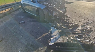 Kolejny wypadek na S8 pod Piotrkowem. Kierowca Mercedesa uderzył w ciężarówkę, trafił do szpitala