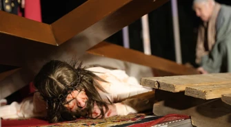 Tłumy na ulicach Piotrkowa. Widowiskowa Droga Krzyżowa po raz osiemnasty