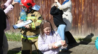 Parafianie nie zawiedli-  wiadra wody, wielka bitwa i mnóstwo dobrej zabawy. Śmigus-dyngus przy kościele św. Jana Pawła II w Piotrkowie 