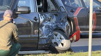 Zderzenie osobówki z ciężarówką na skrzyżowaniu Al. Sikorskiego i Concordii w Piotrkowie. Dwie osoby trafiły pod opiekę medyków