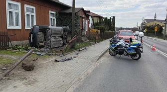 Groźne zdarzenie w Rozprzy  Samochód uderzył w ogrodzenie i zatrzymał się tuż przed domem