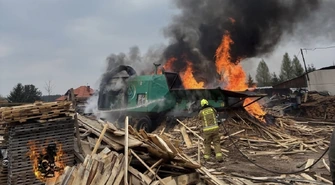 Pożar w tartaku w Łękach Szlacheckich. Ogień objął zrębak do drewna