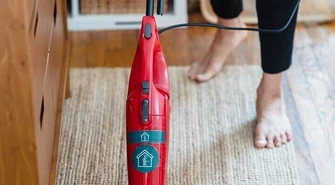 Zwierzęta w domu i sierść na podłodze – jak utrzymać porządek bez ciągłego sprzątania?