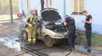 Auto stanęło w ogniu na Broniwskiego