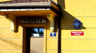 Uciekał przed policją na dach, a potem na drzewo