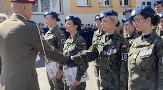 Wzruszająca uroczystość klas mundurowych w IV LO – ślubowanie pierwszoklasistów i pożegnanie kadetów