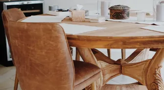 Okrągły stół drewniany - jaki model wybrać do salonu?