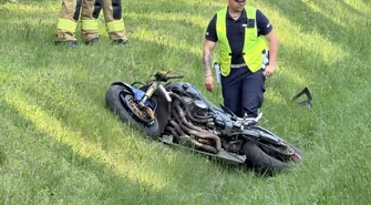 Wypadek na DW742 między Przygłowem a Łęcznem. Motocyklista w szpitalu, droga zablokowana