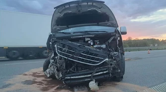 Bus dachował na A1 pod Piotrkowem. Były duże utrudnienia