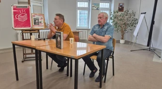  Marek Dziuba legendarny piłkarz i trener oraz Mariusz Goss historyk, pisarz, spotkali się z osadzonymi w Areszcie Śledczym w Piotrkowie Trybunalskim.