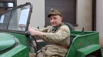 Piknik wojskowy w Muzeum w Piotrkowie. Grochówka, zabytkowe pojazdy i strzelnica z okazji Dnia Zwycięstwa