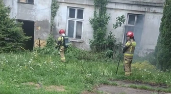 Pożar w dwupiętrowej kamienicy przy Al. 3 Maja 6 w Piotrkowie. W akcji strażacy i drabina mechaniczna