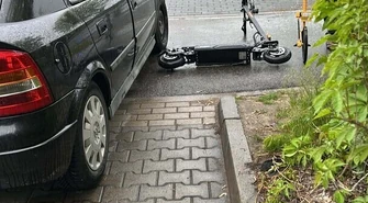 Wypadek z udziałem hulajnogi elektrycznej na Wojska Polskiego w Piotrkowie. Dokładnie dzień wcześniej doszło do niemal identycznego zdarzenia w tym samym miejscu. Mieszkańcy o zagrożeniu informowali od roku