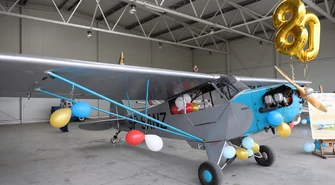 80-letni Piper Cub świętował na lotnisku w Piotrkowie. Był tort i „Sto lat”