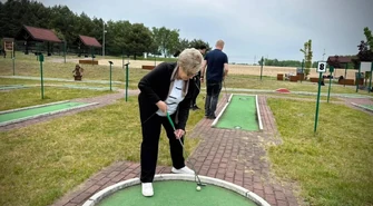 Samorządowcy sprawdzili się na polu minigolfowym