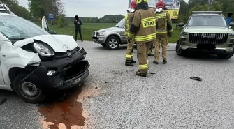 Zderzenie chińskiego SUVa i Fiata na skrzyżowaniu w Kawęczynie w gminie Aleksandrów. Jaecoo samo wezwało wszystkie służby