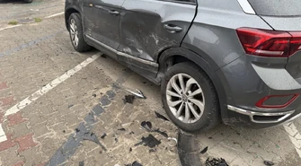 Piotrków Trybunalski: pijany kierowca Mercedesa staranował cztery zaparkowane samochody na Daniłowskiego. Został zatrzymany