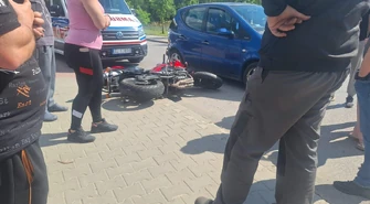Motocykl czołowo zderzył się z osobówką w Moszczenicy 