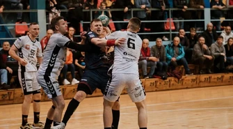 Dwumecz o utrzymanie z licencją w tle