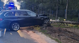 Groźnie na Dworskiej w Piotrkowie. Kierujący BMW uderzył w słup. W okolicy nie ma prądu