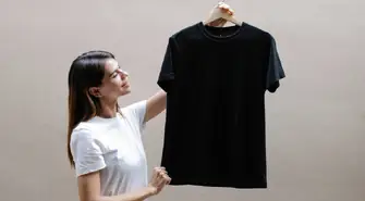 T-shirty damskie – jak nosić basicowe koszulki na co dzień?