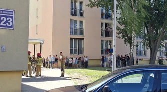 Wyciek gazu w wieżowcu przy Sienkiewicza w Piotrkowie. Strażacy ewakuowali 54 osoby, w tym 7 dzieci. W mieszkaniu znaleziono nieprzytomną kobietę