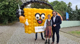 Balonowy Strefuś pojawił się na Dniach Miasta. Maskotka Radia Strefa FM przechadza się po piotrkowskiej Krzywdzie