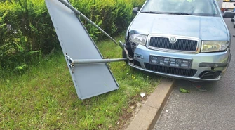 Zasłabł za kierownicą, przejechał przez pas zieleni i zatrzymał się na znaku. Wypadek w Al. Sikorskiego