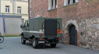 Granaty, pociski i materiały wybuchowe znalezione w muzeum. W akcji saperzy i policja 