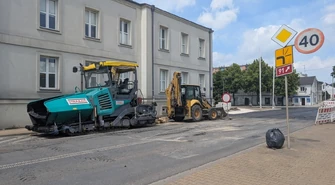 Na Placu Litewskim układana jest ostatnia warstwa asfaltu. Przebudowa Wolborskiej zbliża się do końca
