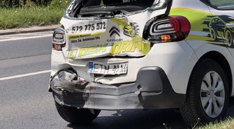Wypadek z udziałem samochodu nauki jazdy w Al. Piłsudskiego w Piotrkowie. Są duże utrudnienia w kierunku centrum miasta