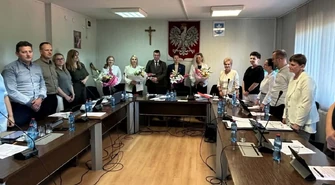 Rada Gminy Czarnocin udzieliła wójtowi Mariuszowi Kozubowi wotum zaufania oraz absolutorium z tytułu wykonania budżetu za 2025 rok. Decyzja zapadła podczas sesji, która odbyła się 16 czerwca 2026 roku