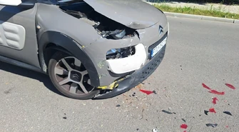 Groźnie na Belzackiej. Zasłabła za kierownicą i uderzyła w zaparkowanego Seata