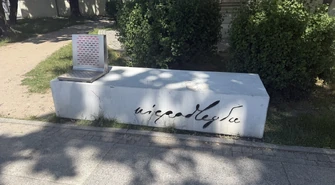 Ławka Niepodległości w Piotrkowie zostanie odnowiona. Dlaczego wyłączono nagrania?