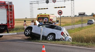 Toyota wjechała do rowu na Krakowskim Przedmieściu. Kierująca ukarana mandatem