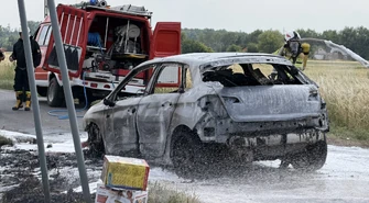 Pożar samochodu w Rokszycach pod Piotrkowem. Citroen doszczętnie spłonął  