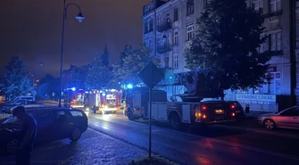 Są nowe informacje w sprawie pożaru w kamienicy przy Al. 3-Maja w Piotrkowie. Mężczyzna podpalił drzwi swojego partnera. Został zatrzymany przez policję 