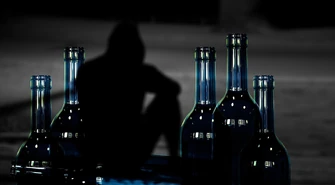 Alkoholizm – jak rozwija się uzależnienie i jakie są możliwości skutecznego leczenia? 