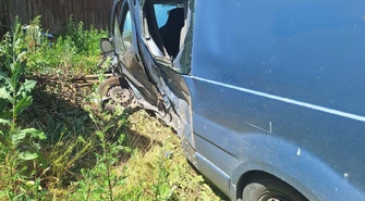 Zderzenie dwóch Opli w Grabicy. Dostawczak staranował ogrodzenie i wjechał na posesję