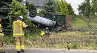 Groźnie w Longinówce w gminie Rozprza. 21-latek miał wypaść z samochodu po uderzeniu w przepust i ogrodzenie 