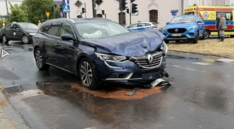 Dwie osoby ranne po zderzeniu na skrzyżowaniu Wojska Polskiego i Jerozolimskiej w Piotrkowie