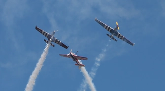  Drugi dzień Fly Festu na piotrkowskim lotnisku. Międzynarodowa impreza lotnicza przyciąga tłumy chętnych. Co przygotowano?