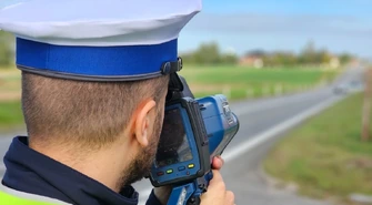 143 km/h zamiast 90. Straciła prawo jazdy, a kontrola ujawniła, że była poszukiwana